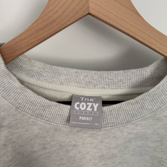 Aritzia TNA Cozy Fleece XL Perfect Sweatshirt Light Grey Heather Crop - Picture 2 of 9